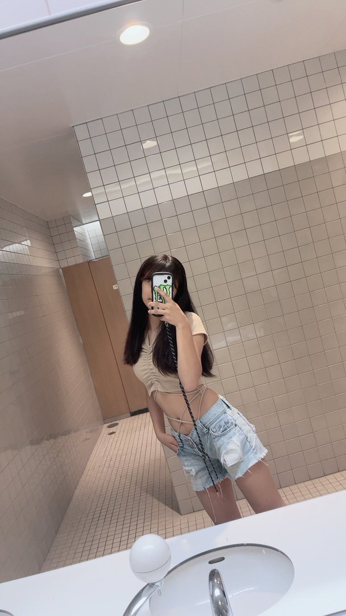 nizisaki_karina's tweet photo. 腹出してプール行ってきた！！😌💗 https://t.co/NkR6SCLsoW