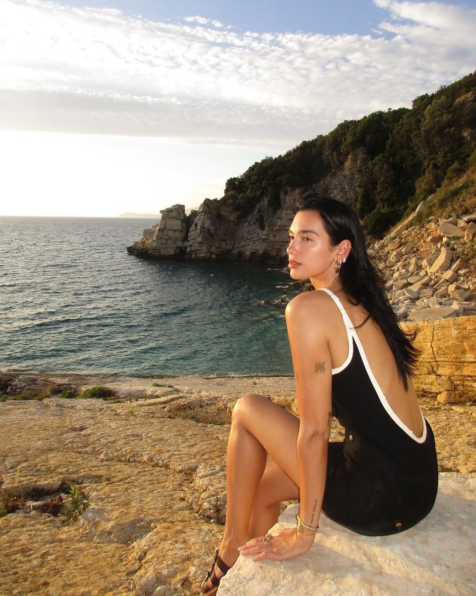 DUA LIPA tweet media