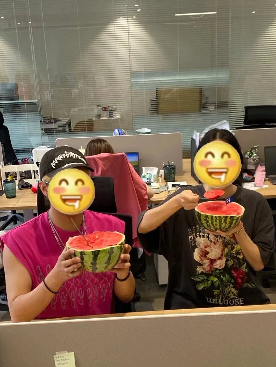 Nancyy2296's tweet photo. Our company's afternoon tea was quite crackly, full of big watermelons 🍉, too sweet ＃watermelon ＃r ＃u我们公司的下午茶相当的炸裂，满满的都是大西瓜🍉，太甜了 https://t.co/WhRgSA2eCt