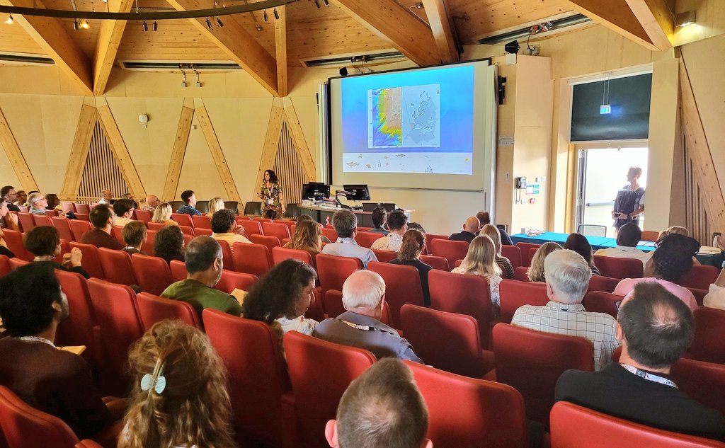 fsbi_symposium's tweet photo. Superstar @TheFSBI Huntingford Medal Winner @SofiaGracAranha giving an amazing presentation on deep sea #shark trophic ecology watched on by her 2 month old baby. Everyone is in awe 🙌👏 https://t.co/632OIwUEyy