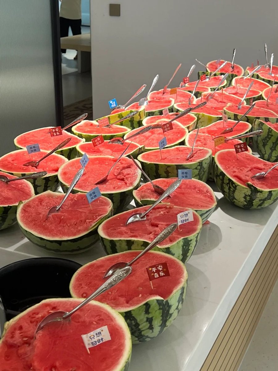 Nancyy2296's tweet photo. Our company's afternoon tea was quite crackly, full of big watermelons 🍉, too sweet ＃watermelon ＃r ＃u我们公司的下午茶相当的炸裂，满满的都是大西瓜🍉，太甜了 https://t.co/WhRgSA2eCt