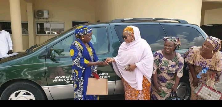 fapeffoundation's tweet photo. Hajiya Lami Fintiri Donates Sienna Bus to Women Wing of Christian Association of Nigeria (WOWICAN), Adamawa State chapter through her pet project Fresh Air Pro-Life Empowerment Foundation. H.E @lamiAUF stated that the vehicle is to aid their activities in promoting God's work. https://t.co/kQRWJYhOcG