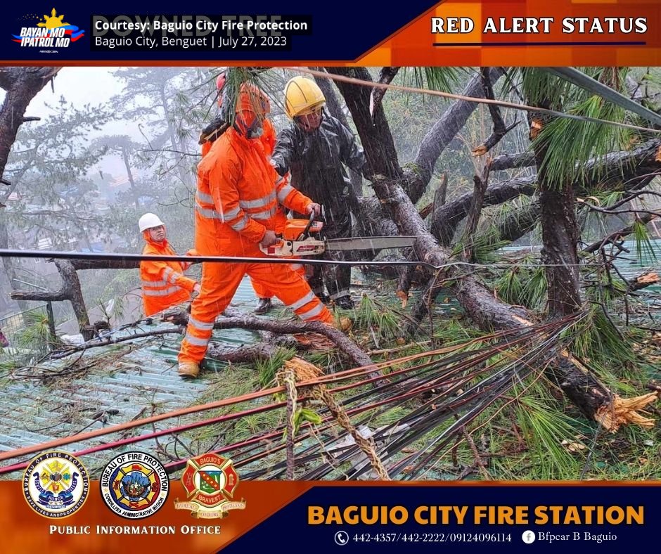 bayanmo's tweet photo. Matapos ang hagupit ng bagyong #EgayPH sa #Baguio City, nagsasagawa na ng #ClearingOperations ang Baguio City Fire Protection sa mga kalsadang nahaharangan ng mga kable ng kuryente at natumbang puno.
#WeatherPatrol
#Aftermath https://t.co/io0GDlxdPZ