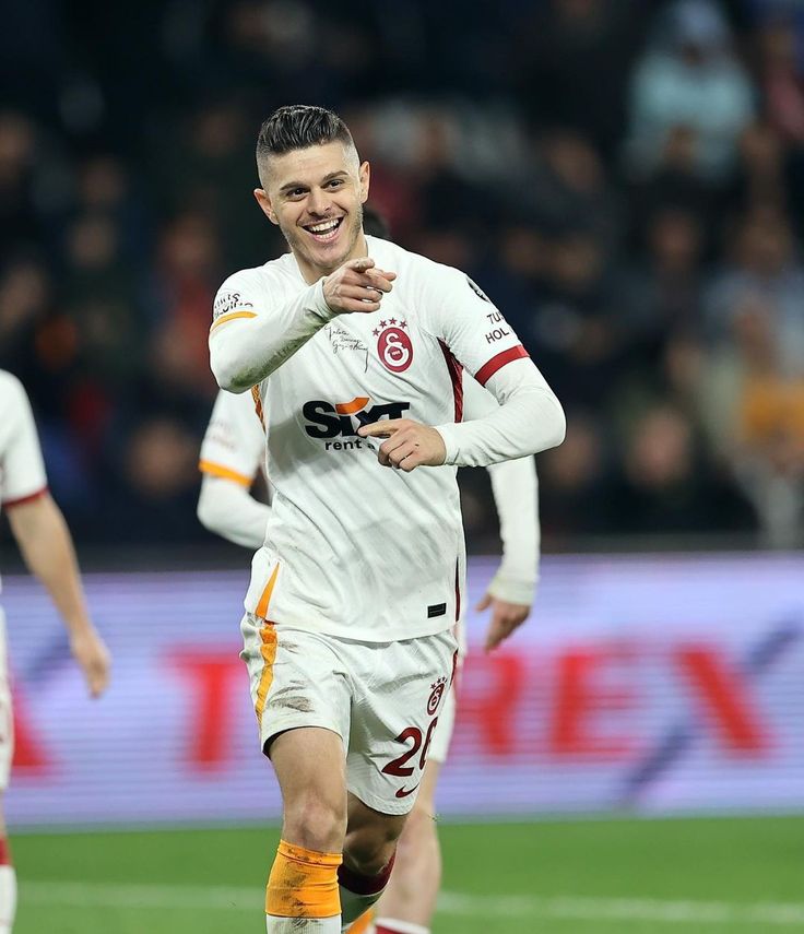 Galatasaray, Milot Rashica ile anlaşma sağladı. Manchester'a giden Erden Timur, Norwich City'yi bonservis bedeli konusunda ikna etmeye çalışıyor. 

(Ertan Süzgün)