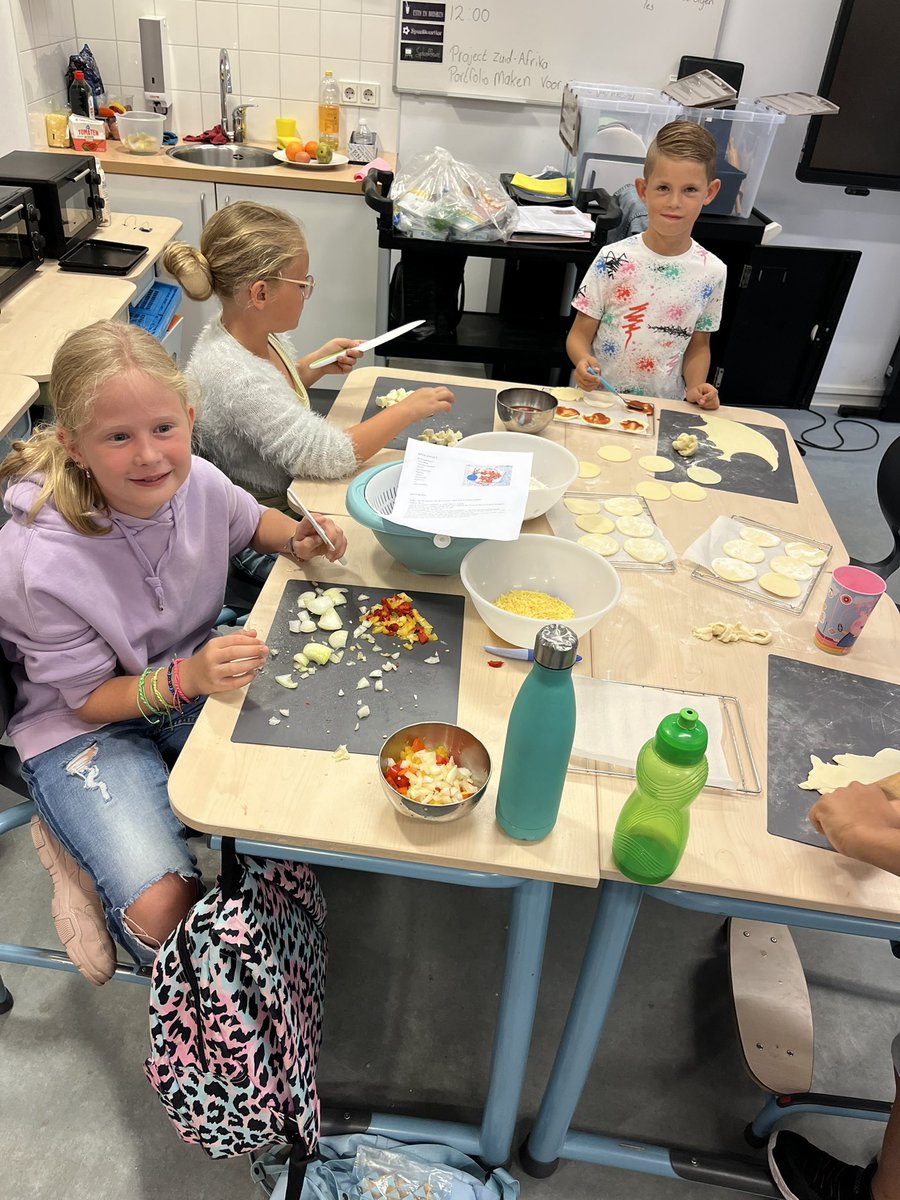 Vandaag koken onze ‘jonge wereldburgers’ op de #zomerschool MAKS! samen allerlei verschillende gerechtjes. Koken versterkt de sociale vaardigheden, stimuleert gezonde eetgewoonten en zorgt voor veel plezier. Kijk die trotse ‘koppies’!