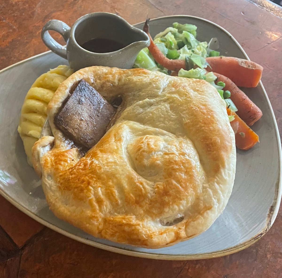 Join us for lunch #thestrandlondon #nicholsonspubs #londonpubs #pubfood #westend #theatrepubs #realale #caskale #pieandmash