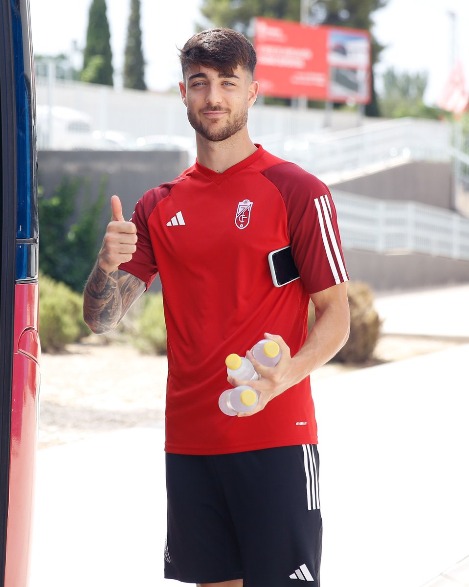 CanteraNazari's tweet photo. 🚍 Ponemos rumbo hacia nuestro primer amistoso de pretemporada.

🔜 Pinatar Arena.

#𝘾𝙖𝙣𝙩𝙚𝙧𝙖𝙉𝙖𝙯𝙖𝙧𝙞 🇦🇹 || #RecreGranada https://t.co/TNLpriW8S5