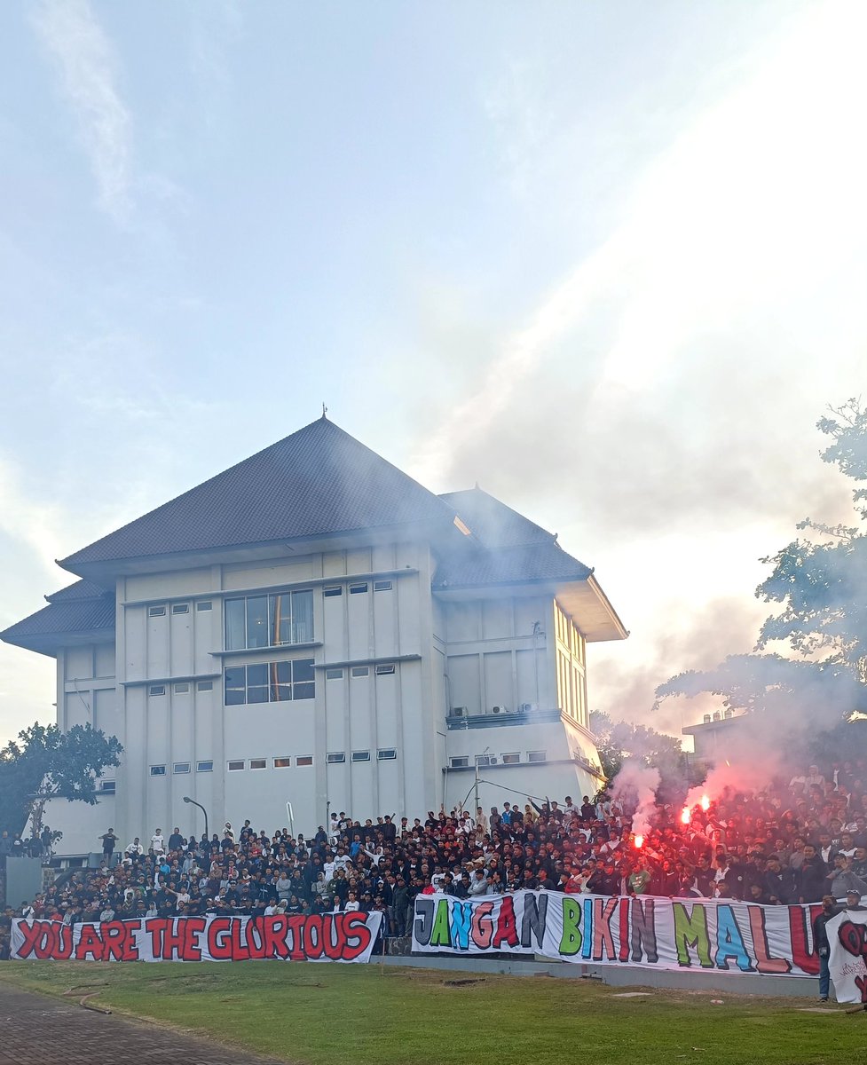 surakartans1923's tweet photo. Kami titipkan lambang didadamu 
Kami selipkan semangat dikakimu
Di R.Maladi. 
Menanglah-menang! https://t.co/wNBuLAWdGM