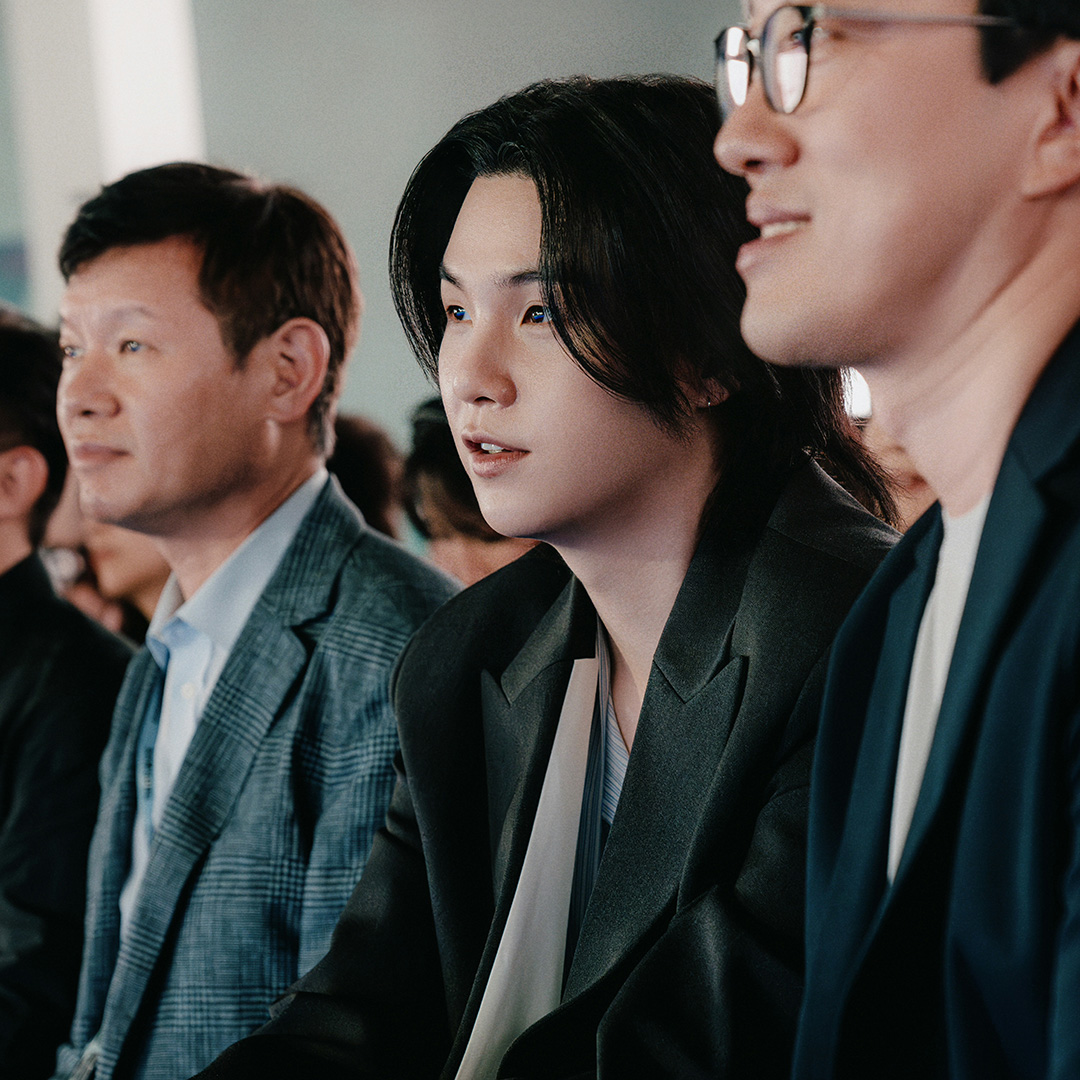 SamsungMobile's tweet photo. Held for the first time in Seoul, #SamsungUnpacked saw extra excitement and wonder to the already awe-inspiring event when one of our favorites, #SUGA of @BTS_twt, came to #JoinTheFlipSide ✨ He will be the first in the world to own a #GalaxyZFold5! #GalaxyxSUGA