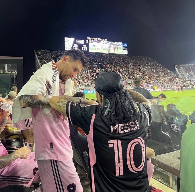 rauwgallery's tweet photo. Rauw🪐 x Messi🐐 https://t.co/C2vGwy0Ov0