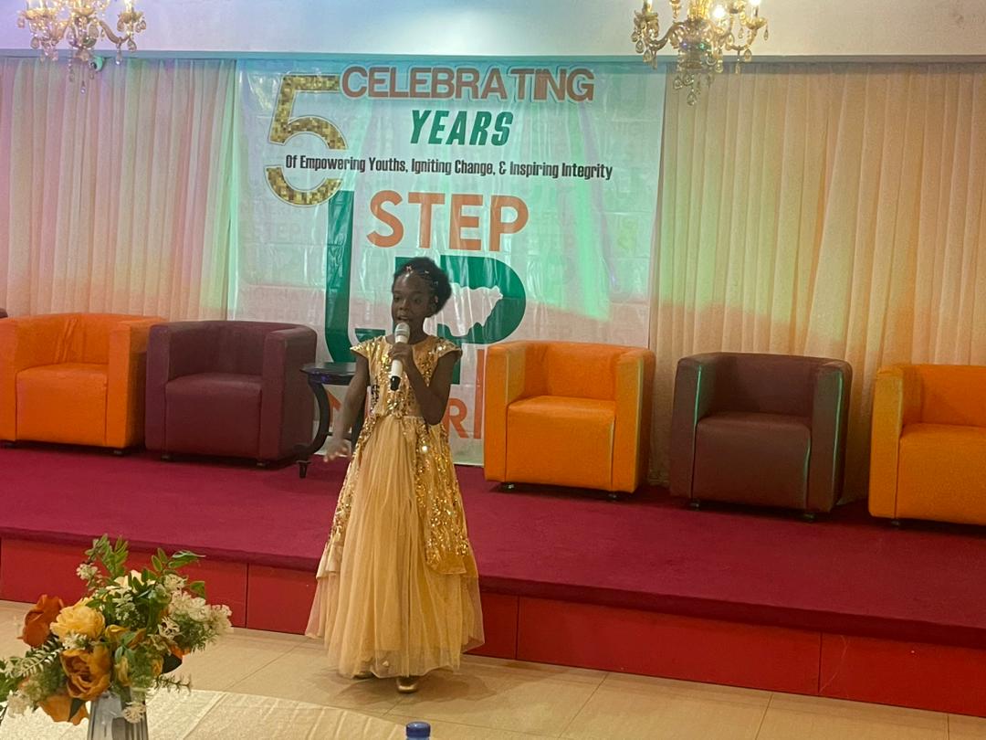 Step_Up_Nigeria's tweet image. 9-year old Esther Akinleye gave a short poem titled "The Journey to an Incorruptible Land".
Hear a short clip of the poem.

#StepUpNigeriaAt5 #Reportlaunch