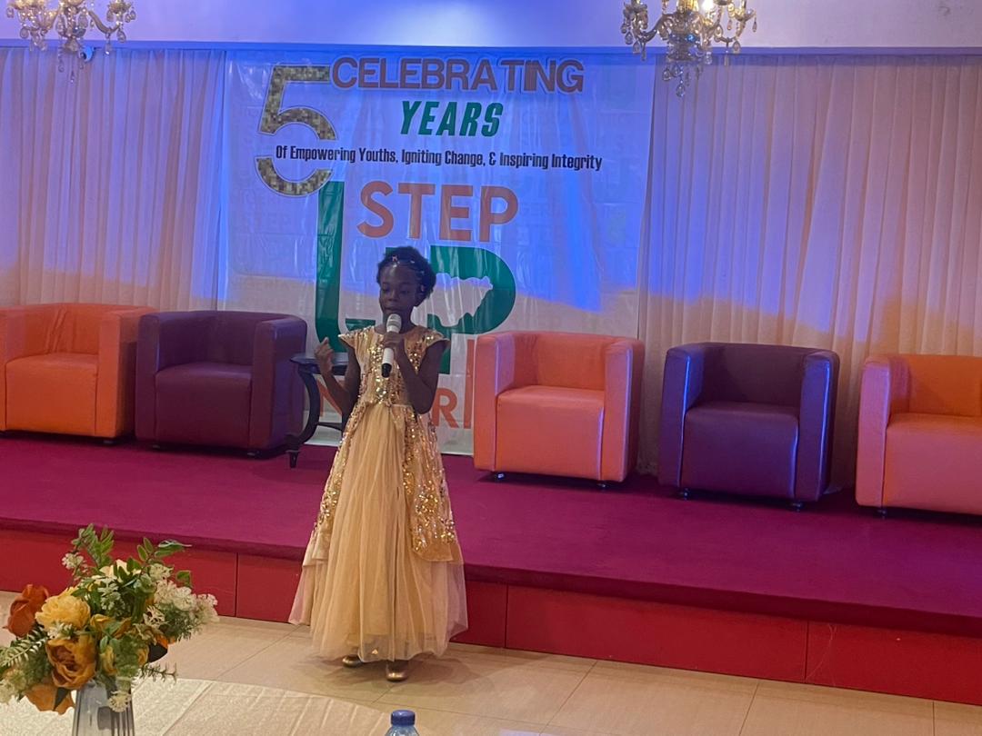 Step_Up_Nigeria's tweet image. 9-year old Esther Akinleye gave a short poem titled "The Journey to an Incorruptible Land".
Hear a short clip of the poem.

#StepUpNigeriaAt5 #Reportlaunch