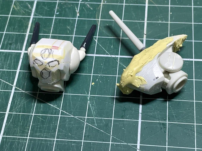 #バルキリー #ゲッターロボベースの可変トイ、3機めが遅れているけど作業開始。ゲッター1の顔の造形はなかなか難しい。その他の部品は、何度もバラして塗装してきた勝手知ったるルーチンワーク^_^ 
