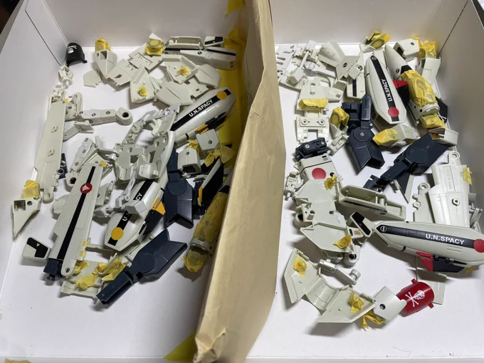 #バルキリー #ゲッターロボベースの可変トイ、3機めが遅れているけど作業開始。ゲッター1の顔の造形はなかなか難しい。その他の部品は、何度もバラして塗装してきた勝手知ったるルーチンワーク^_^ 