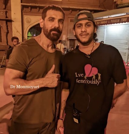 VenetiaSarll's tweet photo. Here's today's post, rafties. Not a lot but I've done my best. 😊
https://t.co/ybhG2PSIJH
@TheJohnAbraham #Vedaa #RaftieCreativity 
I'l blog again on SATURDAY. Love to all 🤗💖💖 https://t.co/oElAgNcrQn