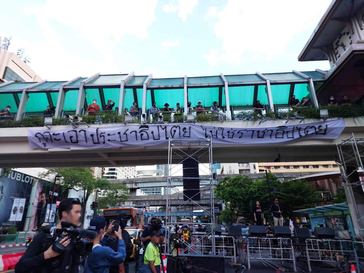 thalugazzz's tweet photo. มวลชนแขวนป้ายผ้า “กูจะเอาประชาธิปไตย ไม่ใช่ราชาธิปไตย
#เห็นหัวกูบ้าง 
#ม็อบ27กรกฎา66 https://t.co/oJlSOKeBCh