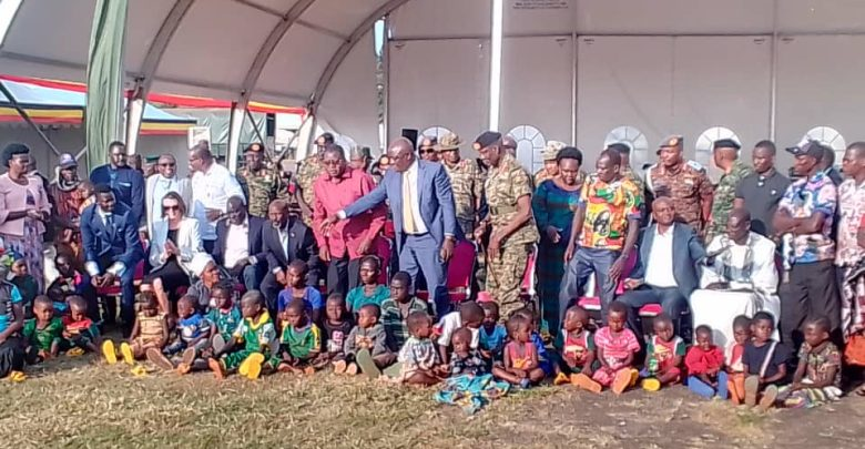 uepnddrrcaf's tweet image. #UEPNDDRRenAction! Avec l'expertise technique de @uepnddrrcaf  et l'appui logistique et securitaire de la @UN_CAR, les @GouvCF et @GovUganda ont désarmé  et rapatrié 61 ex-combattants #LRA ainsi que leurs familles vers l'Ouganda. bitly.ws/PiWi bitly.ws/Pj5T