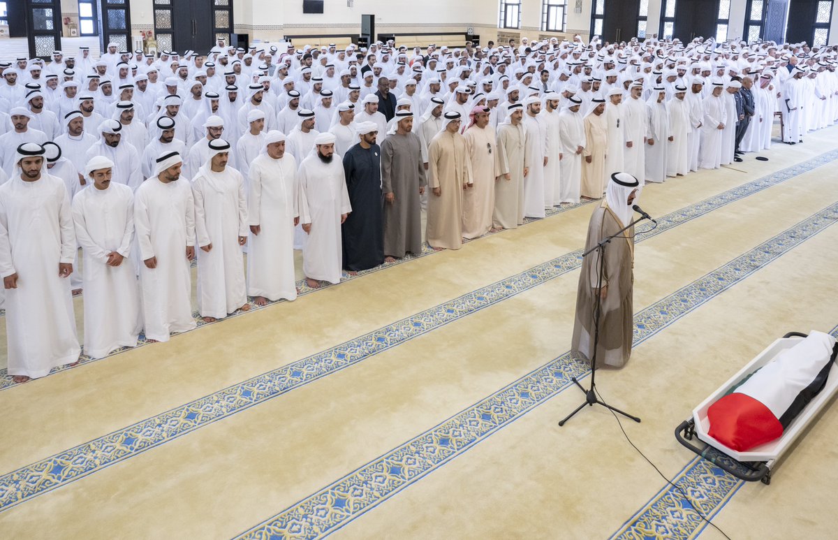 KBM_ALNAHYAN's tweet photo. رئيس الدولة والشيوخ يؤدون صلاة الجنازة على جثمان المغفور له الشيخ سعيد بن زايد آل نهيان "رحمه الله"، في مسجد الشيخ سلطان بن زايد الأول في أبوظبي. https://t.co/5BwDNFErjz