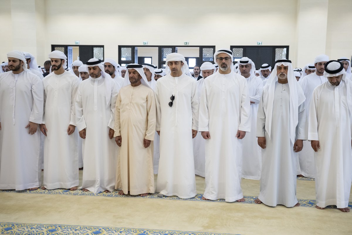 KBM_ALNAHYAN's tweet photo. رئيس الدولة والشيوخ يؤدون صلاة الجنازة على جثمان المغفور له الشيخ سعيد بن زايد آل نهيان "رحمه الله"، في مسجد الشيخ سلطان بن زايد الأول في أبوظبي. https://t.co/5BwDNFErjz