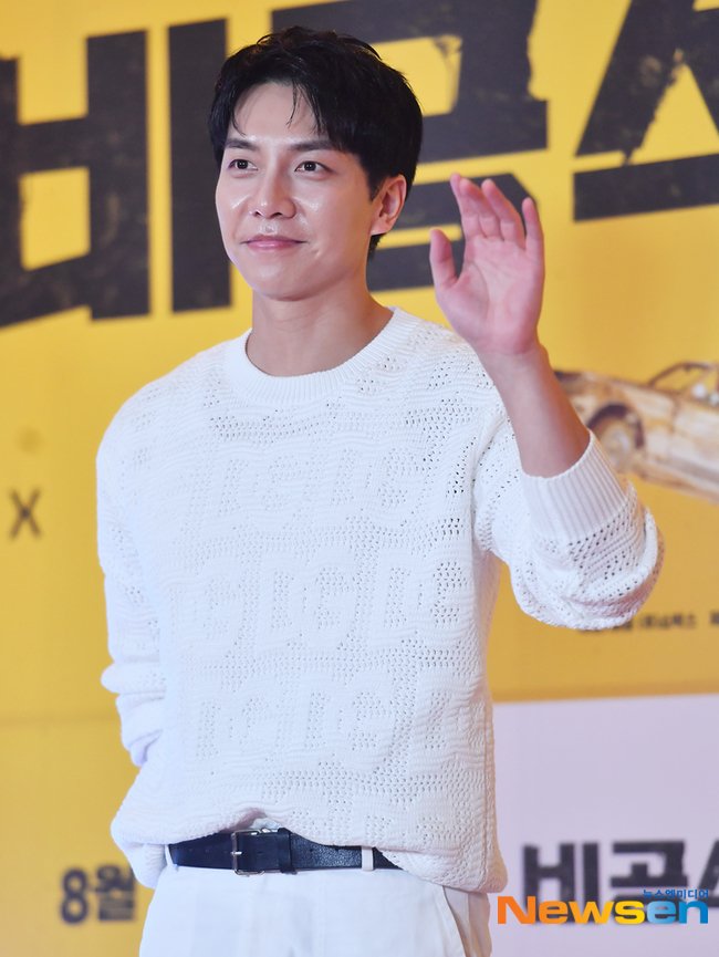 My prince in black &amp; white during movie VIP premieres 🖤🤍

SO HANDSOME 😭🔥

#LeeSeungGi #이승기