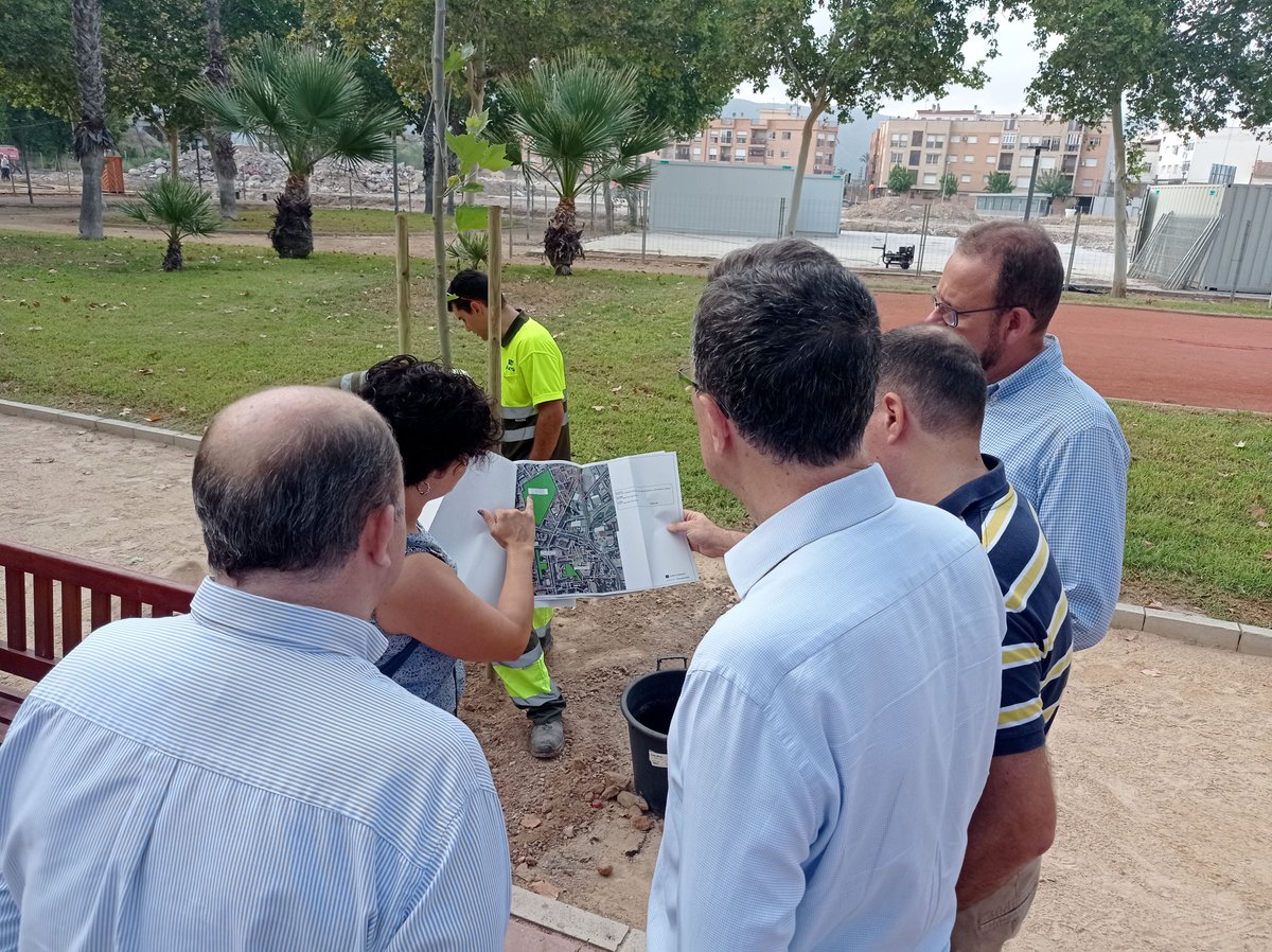 parquesdemurcia's tweet image. Esta mañana hemos plantado 👩‍🌾100 nuevos árboles 🌳🌳🌳en distintos espacios verdes de Murcia.

🙂¿Objetivo? llegar a los 50.000 en cuatro años.

Cada ejemplar💚💚 puede absorber hasta 150 kilogramos de CO2🚶🚶‍♂️🚶‍♀️ al año.

Info: centromedios.murcia.es/PUBLICO/NotaPr…
#PlanForesta #STV #ActúaSM