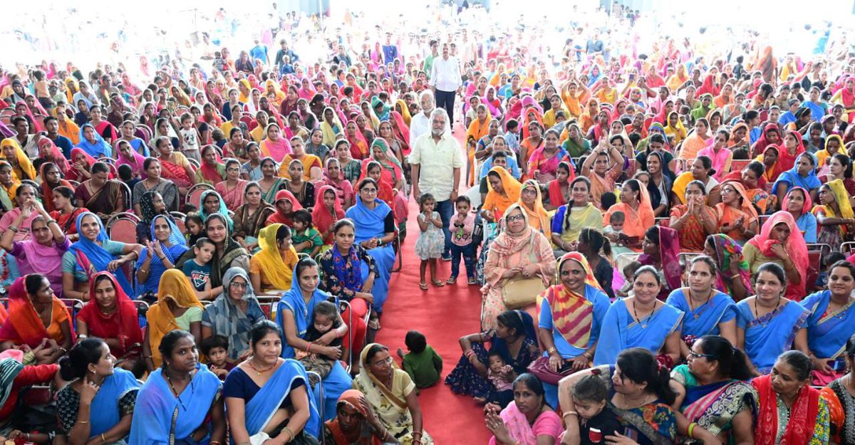 drcpjoshi's tweet photo. आज नाथद्वारा शिवमूर्ति परिसर में विधायक मातृत्व वात्सल्य कार्यक्रम में उपस्थित विधानसभा क्षेत्र की महिलाओ से वार्तालाप कर कोरोना काल में आई समस्याओं व सरकार के द्वारा किए गए राहत कार्य पर चर्चा की।
इस अवसर पर प्रदेश कांग्रेस कमेटी के सदस्य श्री देवकीनंदन गुर्जर, रेलमंगरा प्रधान https://t.co/cgGpIVtvIO