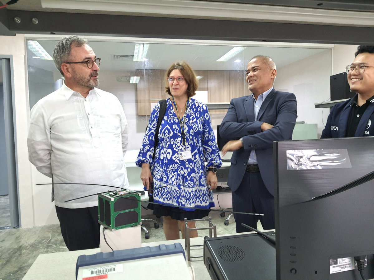 EUAmbPH's tweet photo. Delighted to have Chocnut merienda with @PhilSpaceAgency Director General Joel Joseph Marciano @PhilSADG to discuss 🇪🇺🇵🇭 space cooperation 🤝

The Philippines is the first @CopernicusEU mirror site 🛰️ Excited for what's in store for this relationship!

#EUinthePhilippines https://t.co/BAfvfiXeQI