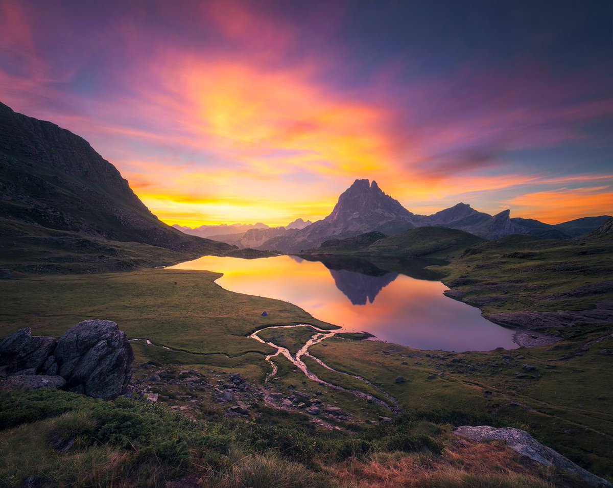 PhotoClub_es's tweet photo. El Midi D’Ossau es una de las montañas más bonitas y conocidas de los Pirineos. @jmartinezmoran consiguió retratarlo en unas condiciones de luz impresionantes haciendo uso de la técnica del #bracketing. https://t.co/xbXmyXS4F8