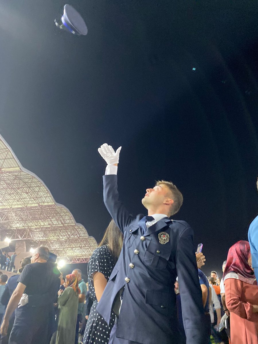 sen19osman's tweet photo. ....... ve Polis yolun açık olsun oğlum https://t.co/Mr9Imr9DzZ