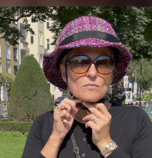 Margretha46's tweet photo. Ik draag een valhelm. Deze vind ik het echt leuker. Kek hoedje! @ANWB @fietsersbond #valhelm #fietsers #e-bike https://t.co/eqC4kBnY8A