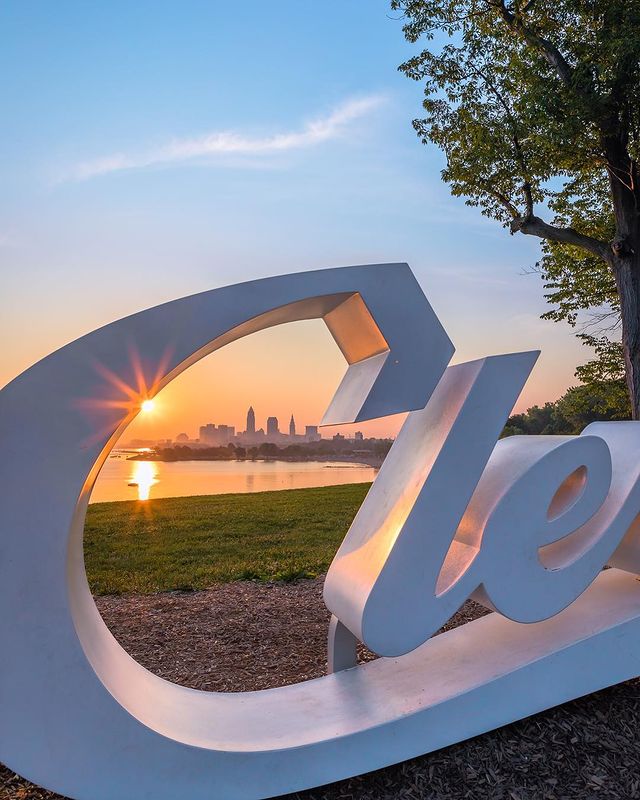 clevelanddotcom's tweet photo. Happy Thursday, CLE! This peek-a-boo sunrise through the script Cleveland sign is so neat ☀️

Photo: gabe_leidyphoto on Instagram https://t.co/iSxEmDkPDl