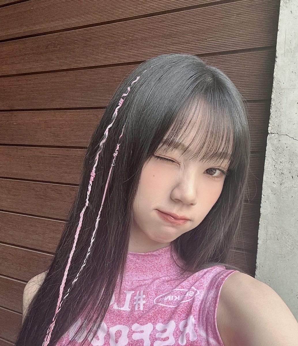 WJSN_Cosmic's tweet photo. [#여름한조각🧩]
👑 우정 뭐해요?
ㄴ #여름 이 사진 봐요
👑 이따가는 뭐해요?
ㄴ 여름이 #퀸덤퍼즐 무대 복습해요
👑 그럼 지금은...
ㄴ🗳 https://t.co/TAy6PTrW7O
ㄴ🗳 https://t.co/UMSZbzBpOq
👑 우정 혹시 오투완 했어요?
ㄴ완.

#YEOREUM 
#우주소녀 #WJSN
#QUEENDOMPUZZLE https://t.co/9yw4nwH9lQ