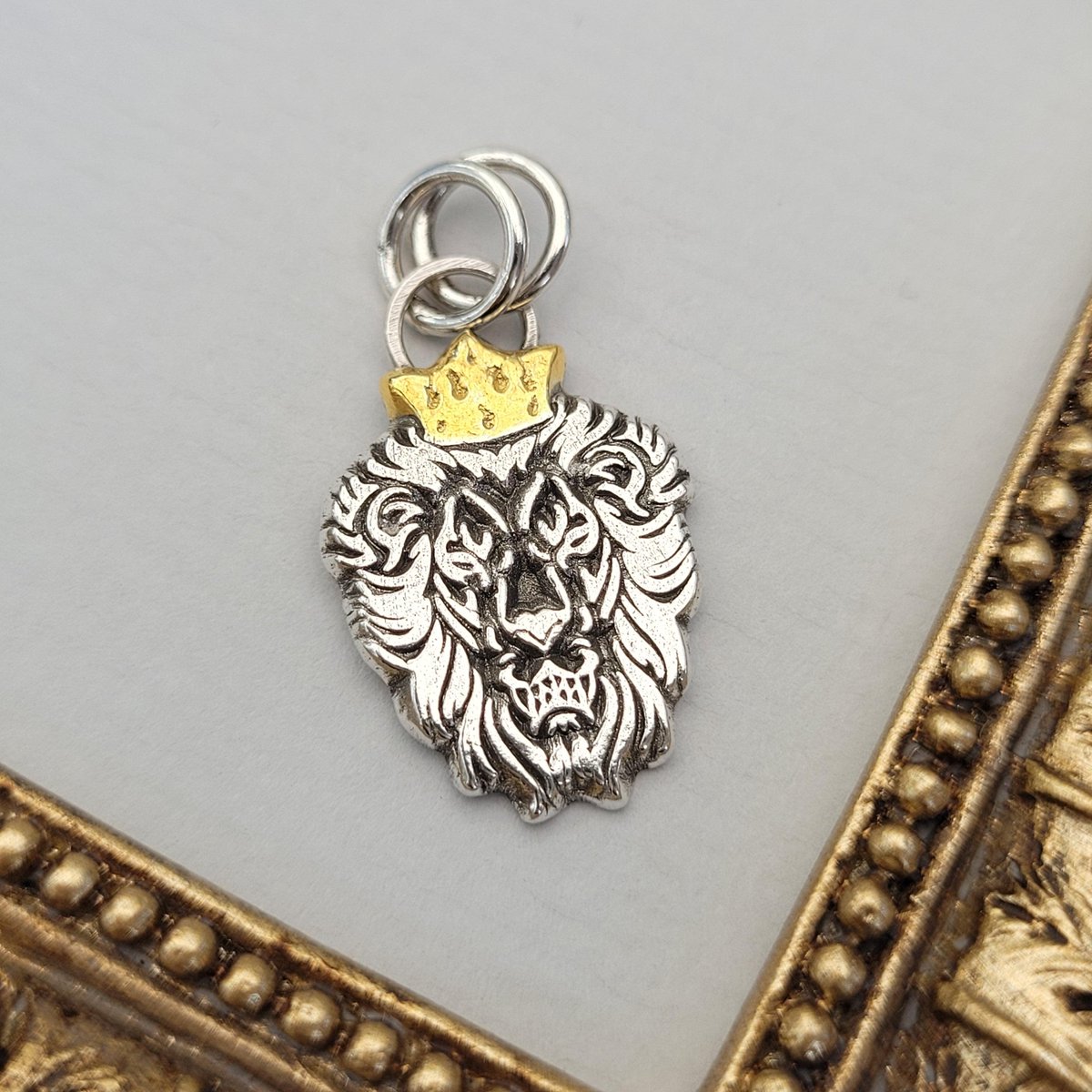 animoART's tweet image. Sofort Versand %, Anhänger "Löwen-König" Bicolor, aus recyceltem Sterlingsilber und 24Karat Gold, handgefertigt 
Kette "Löwen-König"
Handgefertigt
Detailreicher Löwenkopf mit goldener Krone.

«« Anhänger »»
Der Anhänger des Löwenkopfes mit goldener Krone ist handgefert...