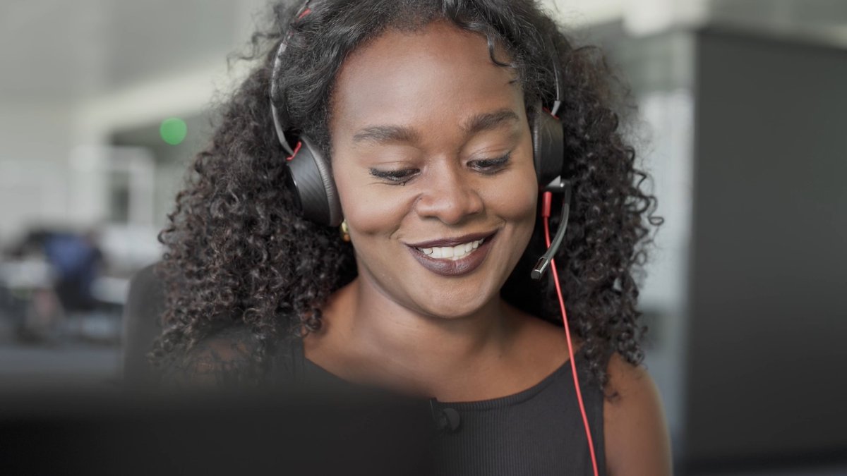 FlySWISS's tweet photo. What daily requests do our Service Center agents handle? 🖥📞 Get a glimpse of Yolanda's day at the SWISS Service Center in Basel. During summer, daily requests can increase by up to 30%. Find the video here: https://t.co/gNhjlUqR1S
#flyswiss #summeroperations #behindthescenes https://t.co/rtwnVDmPyG