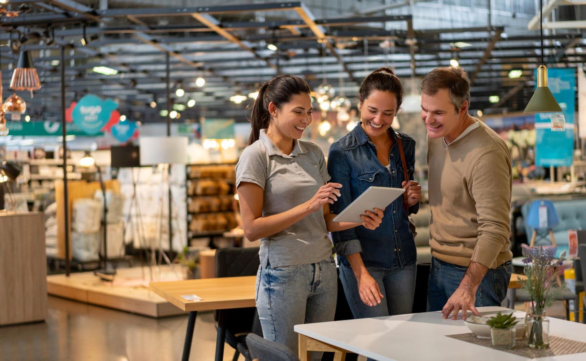 Forbes's tweet photo. How To Invest In Customer Experience In 2023 https://t.co/h1WewK0gH0 https://t.co/FjJcBP9NDG