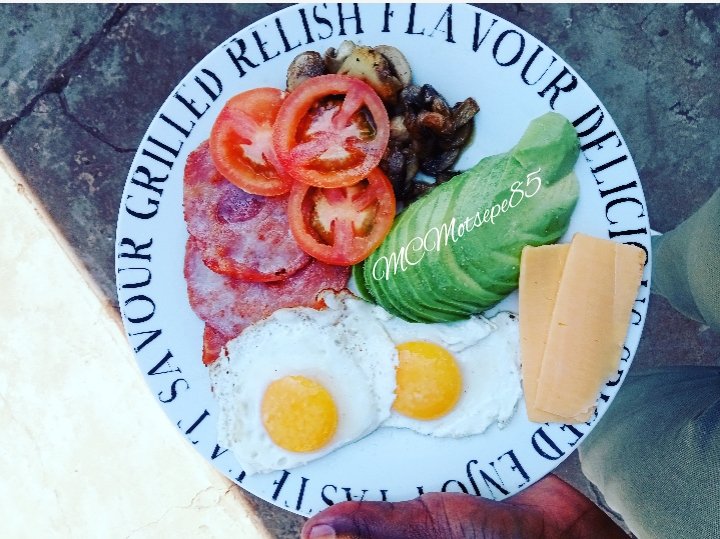 MCMotsepe85's tweet photo. Time for Brunch 😋 while listening to @DavidMashabela only on @Radio2000_ZA
Eggs 🍳| Bacon 🥓 | Tomato 🍅 | Mushrooms 🍄 | Avocado 🥑 | Cheese 🧀
#banting #bantinglifestyle #bantingsouthafrica #bantingfriendly 
#CLIFFOODART https://t.co/9wyBRr30vR