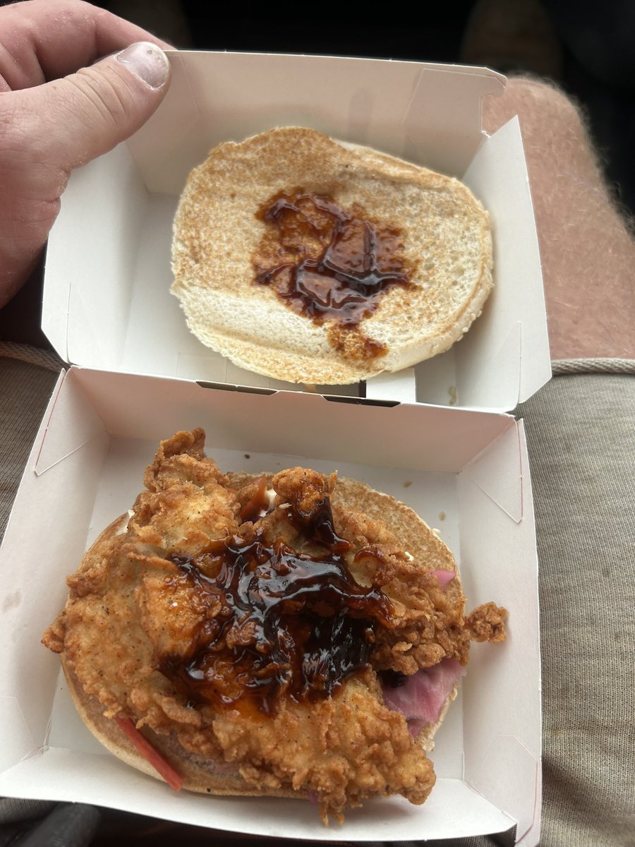 ThatBoy_Riv's tweet photo. @KFC_UKI @kfc 
Teriyaki burger with a shameful amount of sauce. https://t.co/fSDhok1UiM