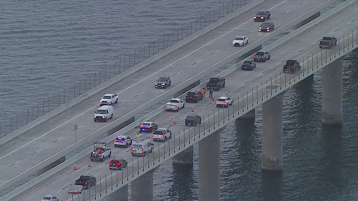 Rollpantilt's tweet photo. Crash on the Skyway SB. Left lane blockage, use caution.  @TampaBayTraffic @Fox13Traffic @SarahWTSP @IAmAlyseZwick @kathyonair #SkyFOX1🦊 https://t.co/MWnRlxZO6b