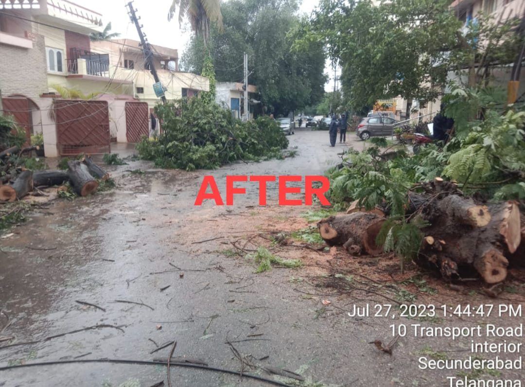 #HYDTPinfo Marredpally Tr.Police along with DRF team removed the uprooted tree at Gunroack near Diamond Point