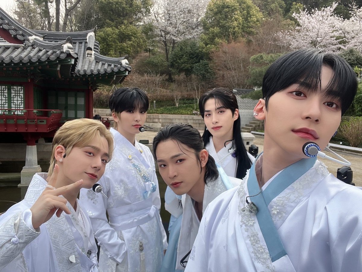 _mimimoonrv_'s tweet photo. @RBW_OfficialTwt we want KSA to be part of @official_ONEUS next world tour stops
BRING ONEUS TO KSA !
#OneusTourInKSA
#جولة_ونأس_في_السعودية
#ONEUS https://t.co/XDtgsHbEqY