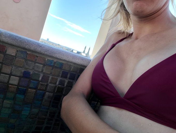 Petite baignade sur un magnifique roof top &agrave; #Bordeaux  ! https://t.co/KErHiNxL6Z<a href="/tag/bordeaux"class="tags">#Bordeaux</a>