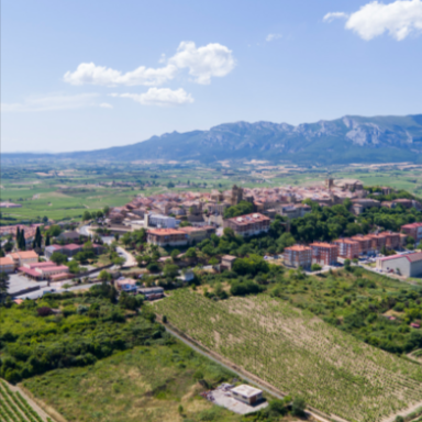 💚Descubre Álava

Situado en el corazón de la Rioja Alavesa, Laguardia destaca por sus imponentes murallas, sus calles empedradas y el amplio número de bodegas de vino que lo rodean.

¡Un enclave  que merece la pena visitar!

Foto (Flickr): DFA Urbanismo
#alava #turismorural