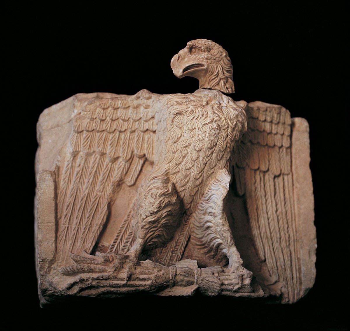 HassaMarwan's tweet photo. رموز المعبودات النبطية، الحجر

طائر النسر (ذو الشرى) رب الجبل، يكثر ظهور النسر الذي يزين واجهة المقابر في الحجر، من المعبودات النبطية يعتبره الأنباط كبير الآلهة وإله السماء. https://t.co/RJuXgNzRYT
