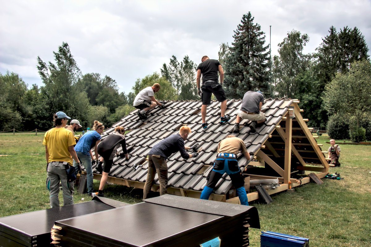 SoLocalEnergy's tweet photo. Das vom Wattbewerb Kassel initiierte SolarCamp läuft auch Hochtouren – 25 junge Menschen erlernen hier gerade die PV-Basics, um sich später zunächst als Hilfskräfte nützlich zu machen.
Bewegte Bilder gibt es im nächsten Post! https://t.co/0LXtmu1DLl