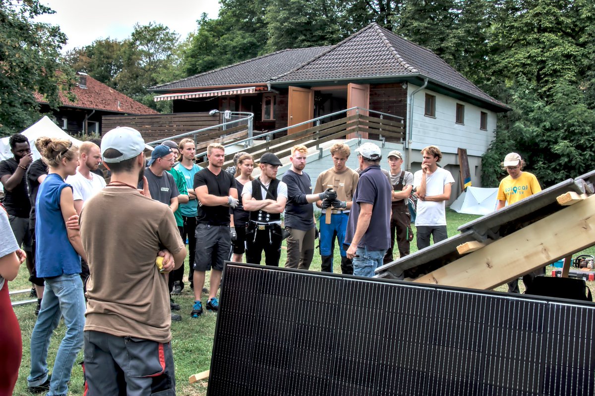 SoLocalEnergy's tweet photo. Das vom Wattbewerb Kassel initiierte SolarCamp läuft auch Hochtouren – 25 junge Menschen erlernen hier gerade die PV-Basics, um sich später zunächst als Hilfskräfte nützlich zu machen.
Bewegte Bilder gibt es im nächsten Post! https://t.co/0LXtmu1DLl