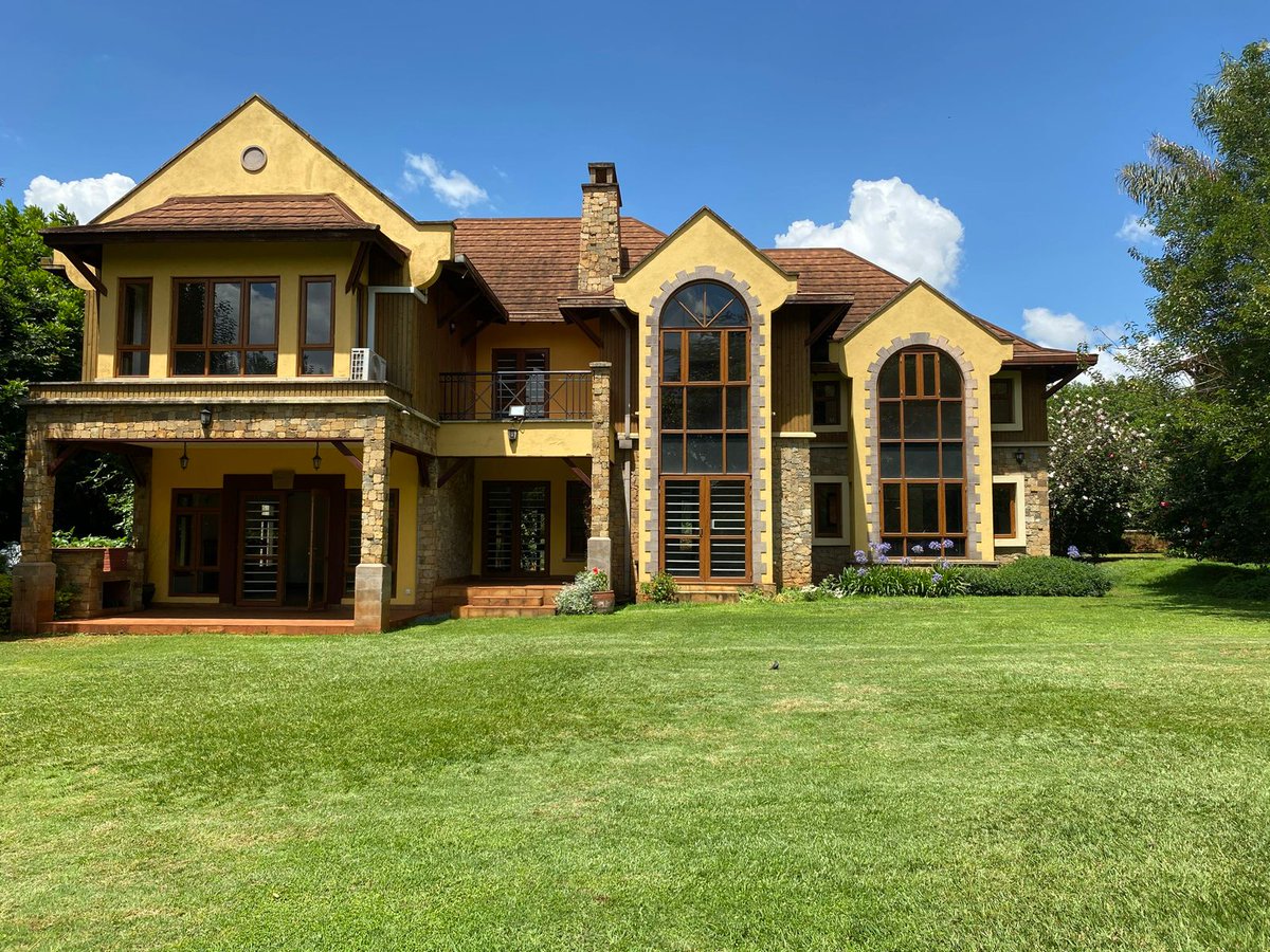 Myspace_Kenya's tweet photo. Boasting spacious indoor and outdoor spaces, ensuite rooms, fitted kitchen, custom cabinetry, hardwood floors, ample parking space and a lovely garden.
For more info:
0777 444 777 / 0734 555 556
Whatsapp: https://t.co/yDSOnOEhpq
#kitusuru #mansion https://t.co/TmrAxRzkL8