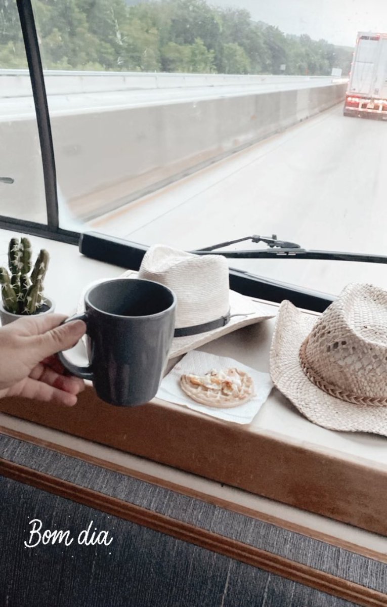 adrianaleaof's tweet image. Good morning 
On the road inside the motorhome back home without wheels 🏠☕️ 🇺🇸 
.
.
Voltando pra casa sem rodas!
#coquinhosfamily #Godcontrol