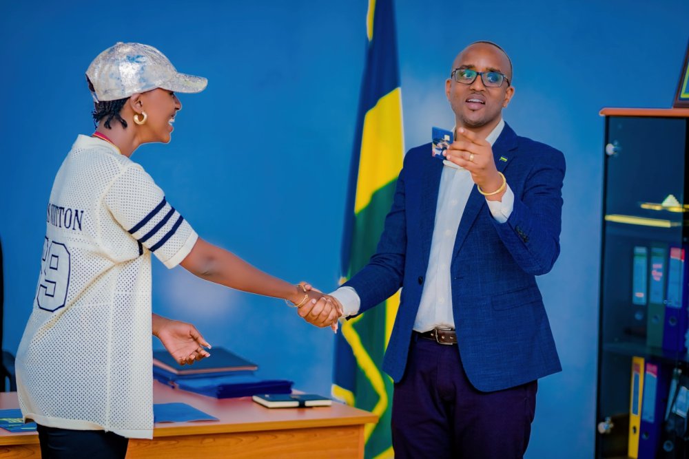 Bwizaofficial's tweet photo. I consider him a father figure, the Mayor of my District, and an inspiring mentor

Presenting him with #MyDream, my first Album, was truly an honor. 

I'm committed to making a positive impact in my @BugeseraDistr and I'll keep giving it my all

Get yours https://t.co/rt9WKL2vCo https://t.co/jEQow7VZxU