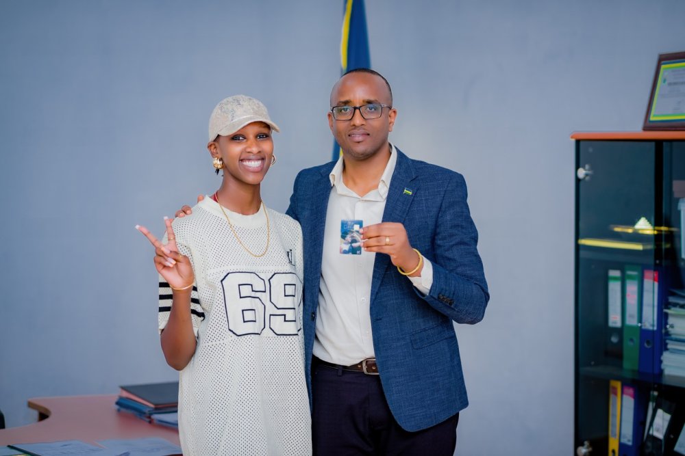 Bwizaofficial's tweet photo. I consider him a father figure, the Mayor of my District, and an inspiring mentor

Presenting him with #MyDream, my first Album, was truly an honor. 

I'm committed to making a positive impact in my @BugeseraDistr and I'll keep giving it my all

Get yours https://t.co/rt9WKL2vCo https://t.co/jEQow7VZxU