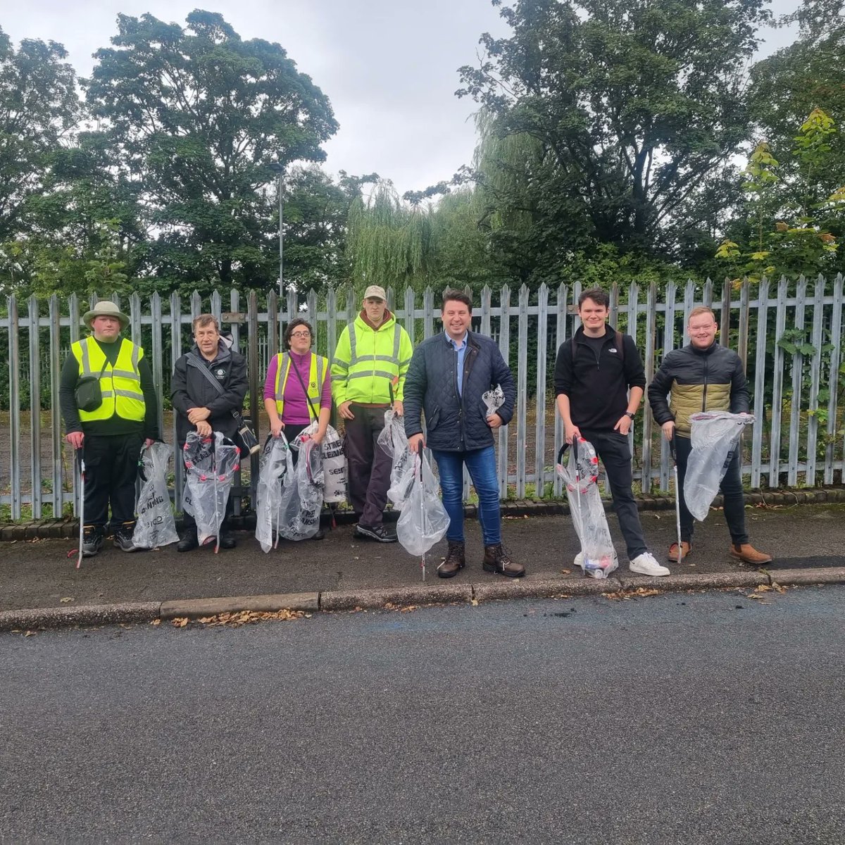 Litterwatch1's tweet photo. #sandwellcoronationclean with @canalrivertrust, @shaunbaileymp, Councillor Gil &amp; #volunteers #litterpicked our way around, the aptly named Bayleys Lane and the canal. We removed 25 bags of #litter. https://t.co/WWQzqnWFAF